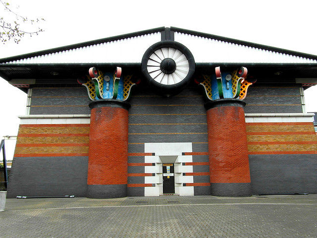 Isle of Dogs pumping station image by Reading Tom.