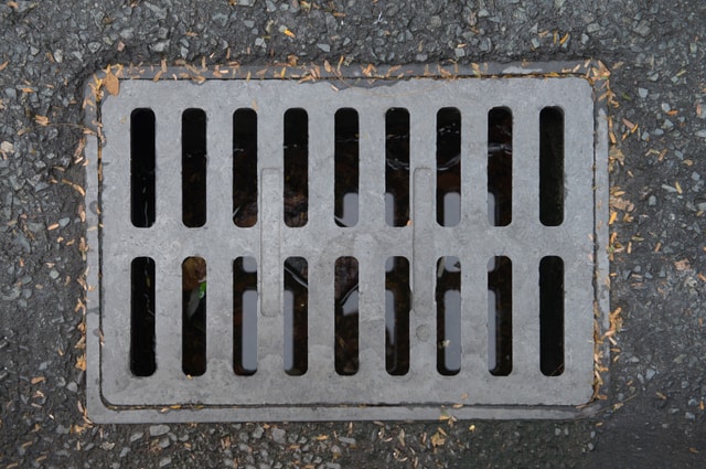 Drain Cover Metro Rod post image by J. Taylor, 2008 (Creative Commons License: Attribution-Share Alike).
